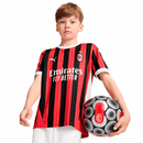 AC Milan 2024 infantil, Conjunto niño Milan, Camiseta roja y negra niño, Short Milan infantil, Ropa oficial AC Milan kids, Kit fútbol niño 24/25, Regalo fútbol infantil Milan, Equipación San Siro niño, Comprar conjunto barato, Tienda Hincha Futbolero.