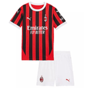 AC Milan 2024 infantil, Conjunto niño Milan, Camiseta roja y negra niño, Short Milan infantil, Ropa oficial AC Milan kids, Kit fútbol niño 24/25, Regalo fútbol infantil Milan, Equipación San Siro niño, Comprar conjunto barato, Tienda Hincha Futbolero.