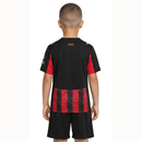 Conjunto infantil primera equipación AC Milan camiseta roja y negra con pantalón negro temporada 2025 2026 calidad 1.1 oficial, AC Milan infantil 2025, Conjunto niño Milan rojo negro, Ropa AC Milan niños entrenamiento, Equipación Milan junior 25/26, Calidad 1.1 infantil, Tienda Hincha Futbolero, Regalo niño Milan fútbol, Camiseta rossonera niño, AC Milan Kids Home Kit.