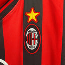 Camiseta hombre retro AC Milan primera equipación temporada 1997 1998 franjas rojas y negras calidad 1.1 oficial, AC Milan Retro, Camiseta Milan 97/98, Camiseta clásica Milan, Ropa retro fútbol Italia, Calidad 1.1 Rossonero, Tienda Hincha Futbolero, San Siro, Maldini Retro, Bloke Core Milan, Camisetas antiguas 90s.