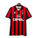 Camiseta hombre retro AC Milan primera equipación temporada 1997 1998 franjas rojas y negras calidad 1.1 oficial, AC Milan Retro, Camiseta Milan 97/98, Camiseta clásica Milan, Ropa retro fútbol Italia, Calidad 1.1 Rossonero, Tienda Hincha Futbolero, San Siro, Maldini Retro, Bloke Core Milan, Camisetas antiguas 90s.