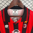 Camiseta hombre retro AC Milan primera equipación temporada 1997 1998 franjas rojas y negras calidad 1.1 oficial, AC Milan Retro, Camiseta Milan 97/98, Camiseta clásica Milan, Ropa retro fútbol Italia, Calidad 1.1 Rossonero, Tienda Hincha Futbolero, San Siro, Maldini Retro, Bloke Core Milan, Camisetas antiguas 90s.