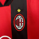 Conjunto infantil retro AC Milan 1998 1999 primera equipación roja y negra con pantalón blanco calidad 1.1 premium época George Weah centenario oficial, Milan infantil retro, Conjunto niño Milan 1998 rossonero, Ropa AC Milan niños retro, Equipación Milan junior 98/99, Calidad 1.1 infantil, Tienda Hincha Futbolero, Regalo niño Milan fútbol, Camiseta roja y negra niño retro, Milan Kids Retro 1998.