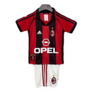 Conjunto infantil retro AC Milan 1998 1999 primera equipación roja y negra con pantalón blanco calidad 1.1 premium época George Weah centenario oficial, Milan infantil retro, Conjunto niño Milan 1998 rossonero, Ropa AC Milan niños retro, Equipación Milan junior 98/99, Calidad 1.1 infantil, Tienda Hincha Futbolero, Regalo niño Milan fútbol, Camiseta roja y negra niño retro, Milan Kids Retro 1998.
