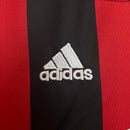 Conjunto infantil retro AC Milan 1998 1999 primera equipación roja y negra con pantalón blanco calidad 1.1 premium época George Weah centenario oficial, Milan infantil retro, Conjunto niño Milan 1998 rossonero, Ropa AC Milan niños retro, Equipación Milan junior 98/99, Calidad 1.1 infantil, Tienda Hincha Futbolero, Regalo niño Milan fútbol, Camiseta roja y negra niño retro, Milan Kids Retro 1998.