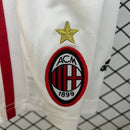 Conjunto infantil retro AC Milan 1998 1999 primera equipación roja y negra con pantalón blanco calidad 1.1 premium época George Weah centenario oficial, Milan infantil retro, Conjunto niño Milan 1998 rossonero, Ropa AC Milan niños retro, Equipación Milan junior 98/99, Calidad 1.1 infantil, Tienda Hincha Futbolero, Regalo niño Milan fútbol, Camiseta roja y negra niño retro, Milan Kids Retro 1998.