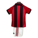 Conjunto infantil retro AC Milan 1998 1999 primera equipación roja y negra con pantalón blanco calidad 1.1 premium época George Weah centenario oficial, Milan infantil retro, Conjunto niño Milan 1998 rossonero, Ropa AC Milan niños retro, Equipación Milan junior 98/99, Calidad 1.1 infantil, Tienda Hincha Futbolero, Regalo niño Milan fútbol, Camiseta roja y negra niño retro, Milan Kids Retro 1998.
