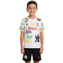 Conjunto infantil fútbol Ajax temporada 2025 2026 edición Bob Marley camiseta blanca y pantalón negro técnica transpirable ninos