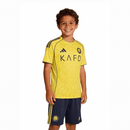 Al-Nassr 2026 infantil, Conjunto niño Al-Nassr, Camiseta Al-Nassr niño amarilla, Equipación Al-Nassr infantil 25/26, Ropa oficial Al-Nassr kids, Kit fútbol niño Al-Nassr, Regalo fútbol infantil, Comprar conjunto Al-Nassr barato, Tienda Hincha Futbolero.