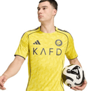 Al Nassr 2026, Camiseta Al Nassr oficial, Camiseta amarilla Al Nassr, Ropa oficial Al Nassr, Camiseta fútbol Arabia, Regalo fútbol hombre Al Nassr, Jersey Al Nassr 25/26, Saudi Pro League kit, Bloke Core kit, Comprar camiseta barata, Tienda Hincha Futbolero.