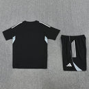 Alemania 2026 entrenamiento, Conjunto hombre Alemania, Camiseta negra Alemania, Pantalón negro Alemania, Ropa oficial Alemania DFB, Kit entrenamiento fútbol hombre, Regalo fútbol hombre Alemania, Equipación Die Mannschaft, Comprar conjunto barato, Tienda Hincha Futbolero.