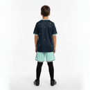 Conjunto infantil selección Alemania 2026 2027 segunda equipación azul marino y azul claro calidad 1.1 premium edición Copa del Mundo, Alemania infantil 2026, Conjunto niño Alemania azul, Ropa selección Alemania niños 2026, Equipación Alemania junior 26/27, Calidad 1.1 infantil, Tienda Hincha Futbolero, Regalo niño fútbol Alemania, Camiseta azul marino Alemania niño, Germany Kids 2026 Away.