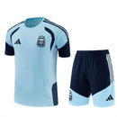 Conjunto hombre entrenamiento Selección Argentina temporada 2026 2027 camiseta azul claro celeste y pantalón corto azul marino oficial 3 estrellas fútbol técnica transpirable mundial.