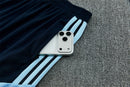 Conjunto hombre entrenamiento Selección Argentina temporada 2026 2027 camiseta azul claro celeste y pantalón corto azul marino oficial 3 estrellas fútbol técnica transpirable mundial.