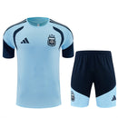 Conjunto hombre entrenamiento Selección Argentina temporada 2026 2027 camiseta azul claro celeste y pantalón corto azul marino oficial 3 estrellas fútbol técnica transpirable mundial.