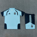 Conjunto hombre entrenamiento Selección Argentina temporada 2026 2027 camiseta azul claro celeste y pantalón corto azul marino oficial 3 estrellas fútbol técnica transpirable mundial.