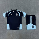 Conjunto hombre entrenamiento Selección Argentina temporada 2026 2027 camiseta y pantalón corto azul marino oficial 3 estrellas fútbol técnica transpirable mundial navy.