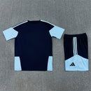 Conjunto hombre entrenamiento Selección Argentina temporada 2026 2027 camiseta y pantalón corto azul marino oficial 3 estrellas fútbol técnica transpirable mundial navy.