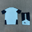 Conjunto hombre entrenamiento Selección Argentina temporada 2026 2027 camiseta azul claro celeste y pantalón corto azul marino oficial 3 estrellas fútbol técnica transpirable mundial.