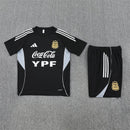 Conjunto entrenamiento hombre selección Argentina camiseta y pantalón negro temporada 2025 2026 calidad 1.1 oficial tres estrellas, Argentina 2025 entrenamiento, Conjunto Argentina negro, Chándal Argentina 25/26, Ropa entrenamiento Messi, Calidad 1.1 Albiceleste, Tienda Hincha Futbolero, Entrenamiento fútbol Argentina, Bloke Core deportivo, Pantalón entrenamiento Argentina, Regalo fútbol hombre Argentina.