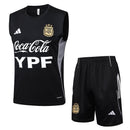 Conjunto hombre entrenamiento selección Argentina temporada 2025 2026 camiseta sin mangas negra pantalón corto negro técnica transpirable mundial 3 estrellas dark edition.