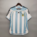 Camiseta oficial de la selección de Argentina primera equipación temporada 2006 2007 color albiceleste retro para hombre de Tienda Hincha Futbolero, Camiseta Argentina retro, Argentina 2006/07, Ropa Argentina vintage, Comprar camiseta Argentina albiceleste, AFA, Camisetas fútbol retro, Retro Argentina 2007, Colección selección argentina, Fútbol YEARS 2000.