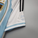 Camiseta oficial de la selección de Argentina primera equipación temporada 2006 2007 color albiceleste retro para hombre de Tienda Hincha Futbolero, Camiseta Argentina retro, Argentina 2006/07, Ropa Argentina vintage, Comprar camiseta Argentina albiceleste, AFA, Camisetas fútbol retro, Retro Argentina 2007, Colección selección argentina, Fútbol YEARS 2000.
