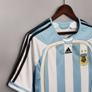 Camiseta oficial de la selección de Argentina primera equipación temporada 2006 2007 color albiceleste retro para hombre de Tienda Hincha Futbolero, Camiseta Argentina retro, Argentina 2006/07, Ropa Argentina vintage, Comprar camiseta Argentina albiceleste, AFA, Camisetas fútbol retro, Retro Argentina 2007, Colección selección argentina, Fútbol YEARS 2000.