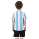 Conjunto infantil retro selección Argentina 1986 primera equipación albiceleste y pantalón negro calidad 1.1 premium época Maradona campeón del mundo oficial, Argentina infantil retro, Conjunto niño Argentina 1986, Ropa selección Argentina niños retro, Equipación Argentina junior 86, Calidad 1.1 infantil, Tienda Hincha Futbolero, Regalo niño Argentina fútbol, Camiseta albiceleste niño retro, Argentina Kids Retro 1986.