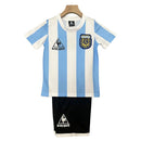 Conjunto infantil retro selección Argentina 1986 primera equipación albiceleste y pantalón negro calidad 1.1 premium época Maradona campeón del mundo oficial, Argentina infantil retro, Conjunto niño Argentina 1986, Ropa selección Argentina niños retro, Equipación Argentina junior 86, Calidad 1.1 infantil, Tienda Hincha Futbolero, Regalo niño Argentina fútbol, Camiseta albiceleste niño retro, Argentina Kids Retro 1986.