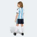 Conjunto infantil niño selección Argentina primera equipación camiseta celeste y blanca y pantalón corto negro temporada 2026 2027 calidad 1.1 oficial, Argentina niño 2026, Conjunto infantil Argentina, Camiseta Argentina niño barata, Equipación Argentina niño 3 estrellas, Calidad 1.1 Albiceleste, Tienda Hincha Futbolero, Regalo fútbol niño Argentina, Kit fútbol infantil Argentina 26/27, Camiseta Messi niño 2026, Ropa deportiva niño Argentina.