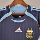 Camiseta oficial de la selección de Argentina segunda equipación temporada 2006 2007 color azul marino retro para hombre de Tienda Hincha Futbolero, Camiseta Argentina retro, Argentina 2006/07, Ropa Argentina vintage, Comprar camiseta Argentina azul marino, Albiceleste, AFA, Camisetas fútbol retro, Retro Argentina 2007, Colección selección argentina, Fútbol YEARS 2000.