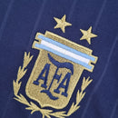 Camiseta oficial de la selección de Argentina segunda equipación temporada 2006 2007 color azul marino retro para hombre de Tienda Hincha Futbolero, Camiseta Argentina retro, Argentina 2006/07, Ropa Argentina vintage, Comprar camiseta Argentina azul marino, Albiceleste, AFA, Camisetas fútbol retro, Retro Argentina 2007, Colección selección argentina, Fútbol YEARS 2000.