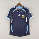 Camiseta oficial de la selección de Argentina segunda equipación temporada 2006 2007 color azul marino retro para hombre de Tienda Hincha Futbolero, Camiseta Argentina retro, Argentina 2006/07, Ropa Argentina vintage, Comprar camiseta Argentina azul marino, Albiceleste, AFA, Camisetas fútbol retro, Retro Argentina 2007, Colección selección argentina, Fútbol YEARS 2000.