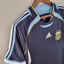 Camiseta oficial de la selección de Argentina segunda equipación temporada 2006 2007 color azul marino retro para hombre de Tienda Hincha Futbolero, Camiseta Argentina retro, Argentina 2006/07, Ropa Argentina vintage, Comprar camiseta Argentina azul marino, Albiceleste, AFA, Camisetas fútbol retro, Retro Argentina 2007, Colección selección argentina, Fútbol YEARS 2000.