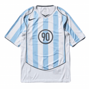 Camiseta oficial de la selección argentina retro estilo T90 temporada 2025 2026 color blanco y azul para hombre de Tienda Hincha Futbolero, Camiseta Argentina retro, Argentina 2025/26, Camiseta Argentina T90, Ropa Argentina vintage, Comprar camiseta Argentina clásica, Albiceleste moda, Argentina blanca y azul, Fútbol retro, Coleccionista camisetas fútbol.