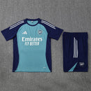 Conjunto de entrenamiento oficial del Arsenal FC temporada 2025 2026 color azul para hombre de Tienda Hincha Futbolero, Conjunto entrenamiento Arsenal, Arsenal 2025/26, Ropa entrenamiento Arsenal, Kit técnico Arsenal, Comprar conjunto Arsenal hombre, Calidad premium Arsenal, Emirates Stadium moda, Arsenal 2026 azul, Entrenamiento fútbol pro.