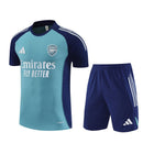 Conjunto de entrenamiento oficial del Arsenal FC temporada 2025 2026 color azul para hombre de Tienda Hincha Futbolero, Conjunto entrenamiento Arsenal, Arsenal 2025/26, Ropa entrenamiento Arsenal, Kit técnico Arsenal, Comprar conjunto Arsenal hombre, Calidad premium Arsenal, Emirates Stadium moda, Arsenal 2026 azul, Entrenamiento fútbol pro.
