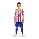 Conjunto infantil niño Atlético de Madrid primera equipación camiseta rojiblanca y pantalón azul temporada 2025 2026 calidad 1.1 oficial, Atlético de Madrid infantil 2025, Conjunto niño Atleti local, Equipación infantil Atlético 25/26, Ropa fútbol niños Atlético de Madrid, Calidad 1.1 infantil, Tienda Hincha Futbolero, Kit fútbol niños rojiblanco, Regalo fútbol infantil Atleti, Jersey Atleti kids 2026, Colchoneros kids.