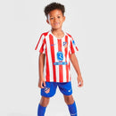 Conjunto infantil niño Atlético de Madrid primera equipación camiseta rojiblanca y pantalón azul temporada 2025 2026 calidad 1.1 oficial, Atlético de Madrid infantil 2025, Conjunto niño Atleti local, Equipación infantil Atlético 25/26, Ropa fútbol niños Atlético de Madrid, Calidad 1.1 infantil, Tienda Hincha Futbolero, Kit fútbol niños rojiblanco, Regalo fútbol infantil Atleti, Jersey Atleti kids 2026, Colchoneros kids.