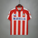 Camiseta oficial del Atlético de Madrid primera equipación temporada 1994 1995 retro para hombre de Tienda Hincha Futbolero, Camiseta Atlético de Madrid retro, Atlético 94/95, Ropa Atlético de Madrid vintage, Comprar camiseta Atleti antigua, Colchoneros, Camisetas fútbol retro, Retro Atlético de Madrid 1995, Vicente Calderón, Colección Atleti.