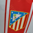 Camiseta oficial del Atlético de Madrid primera equipación temporada 1994 1995 retro para hombre de Tienda Hincha Futbolero, Camiseta Atlético de Madrid retro, Atlético 94/95, Ropa Atlético de Madrid vintage, Comprar camiseta Atleti antigua, Colchoneros, Camisetas fútbol retro, Retro Atlético de Madrid 1995, Vicente Calderón, Colección Atleti.
