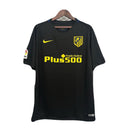 Camiseta hombre Atlético de Madrid temporada 2016 2017 segunda equipación negra detalles amarillos retro calidad 1.1 premium Griezmann Tienda Hincha Futbolero. Atlético de Madrid 2016, Atleti 2017, Camiseta Atleti negra, Ropa Atlético Madrid retro, Camiseta Griezmann 2017, Calidad 1.1 Atleti, Vicente Calderon Retro, Tienda Hincha Futbolero, Atletico Retro Jersey 16/17 black.