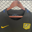 Camiseta hombre Atlético de Madrid temporada 2016 2017 segunda equipación negra detalles amarillos retro calidad 1.1 premium Griezmann Tienda Hincha Futbolero. Atlético de Madrid 2016, Atleti 2017, Camiseta Atleti negra, Ropa Atlético Madrid retro, Camiseta Griezmann 2017, Calidad 1.1 Atleti, Vicente Calderon Retro, Tienda Hincha Futbolero, Atletico Retro Jersey 16/17 black.