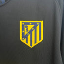 Camiseta hombre Atlético de Madrid temporada 2016 2017 segunda equipación negra detalles amarillos retro calidad 1.1 premium Griezmann Tienda Hincha Futbolero. Atlético de Madrid 2016, Atleti 2017, Camiseta Atleti negra, Ropa Atlético Madrid retro, Camiseta Griezmann 2017, Calidad 1.1 Atleti, Vicente Calderon Retro, Tienda Hincha Futbolero, Atletico Retro Jersey 16/17 black.
