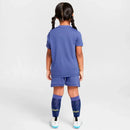 Conjunto infantil segunda equipación Atlético de Madrid camiseta y pantalón púrpura temporada 2025 2026 calidad 1.1 oficial, Atlético de Madrid infantil 2025, Conjunto niño Atleti púrpura, Ropa Atlético de Madrid niños, Equipación Atleti junior 25/26, Calidad 1.1 infantil, Tienda Hincha Futbolero, Regalo niño Atleti fútbol, Camiseta púrpura Atlético de Madrid niño, Atletico Kids Away Kit.