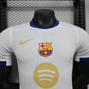 Camiseta oficial del FC Barcelona versión jugador temporada 2025 2026 color blanca para hombre de Tienda Hincha Futbolero, Camiseta Barcelona Versión Jugador, Barcelona Player Edition, Camiseta blanca Barcelona 25/26, Equipación oficial Barça auténtica, Comprar camiseta Barcelona profesional, Calidad player authentic, Moda culé 2026, Barcelona blanca oficial.