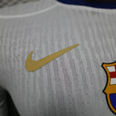 Camiseta oficial del FC Barcelona versión jugador temporada 2025 2026 color blanca para hombre de Tienda Hincha Futbolero, Camiseta Barcelona Versión Jugador, Barcelona Player Edition, Camiseta blanca Barcelona 25/26, Equipación oficial Barça auténtica, Comprar camiseta Barcelona profesional, Calidad player authentic, Moda culé 2026, Barcelona blanca oficial.