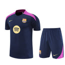 Conjunto hombre entrenamiento FC Barcelona camiseta y pantalón azul marino temporada 2025 2026 calidad 1.1 oficial, Barcelona 2025, Conjunto entrenamiento Barça, Ropa entrenamiento Barcelona azul marino, Camiseta Barcelona 25/26 entrenamiento, Calidad 1.1 Barcelona, Tienda Hincha Futbolero, La Liga 2026, Bloke Core deportivo, Regalo hombre Barça, Training kit Barcelona 2026.