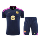 Conjunto hombre entrenamiento FC Barcelona camiseta y pantalón azul marino temporada 2025 2026 calidad 1.1 oficial, Barcelona 2025, Conjunto entrenamiento Barça, Ropa entrenamiento Barcelona azul marino, Camiseta Barcelona 25/26 entrenamiento, Calidad 1.1 Barcelona, Tienda Hincha Futbolero, La Liga 2026, Bloke Core deportivo, Regalo hombre Barça, Training kit Barcelona 2026.